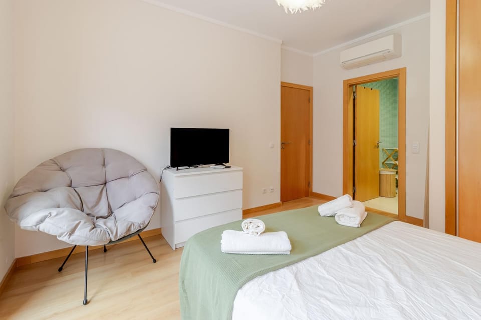 Bed, TV and multimedia, Bedroom, towels, wardrobe