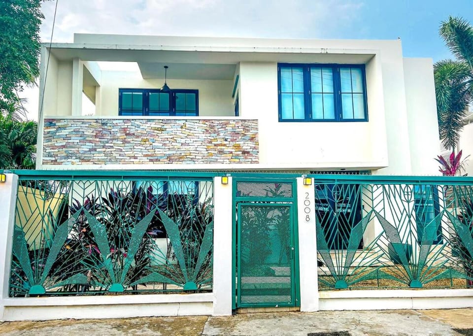 Casa Blanca 2nd floor Apt near the Beach Apartment in San Juan