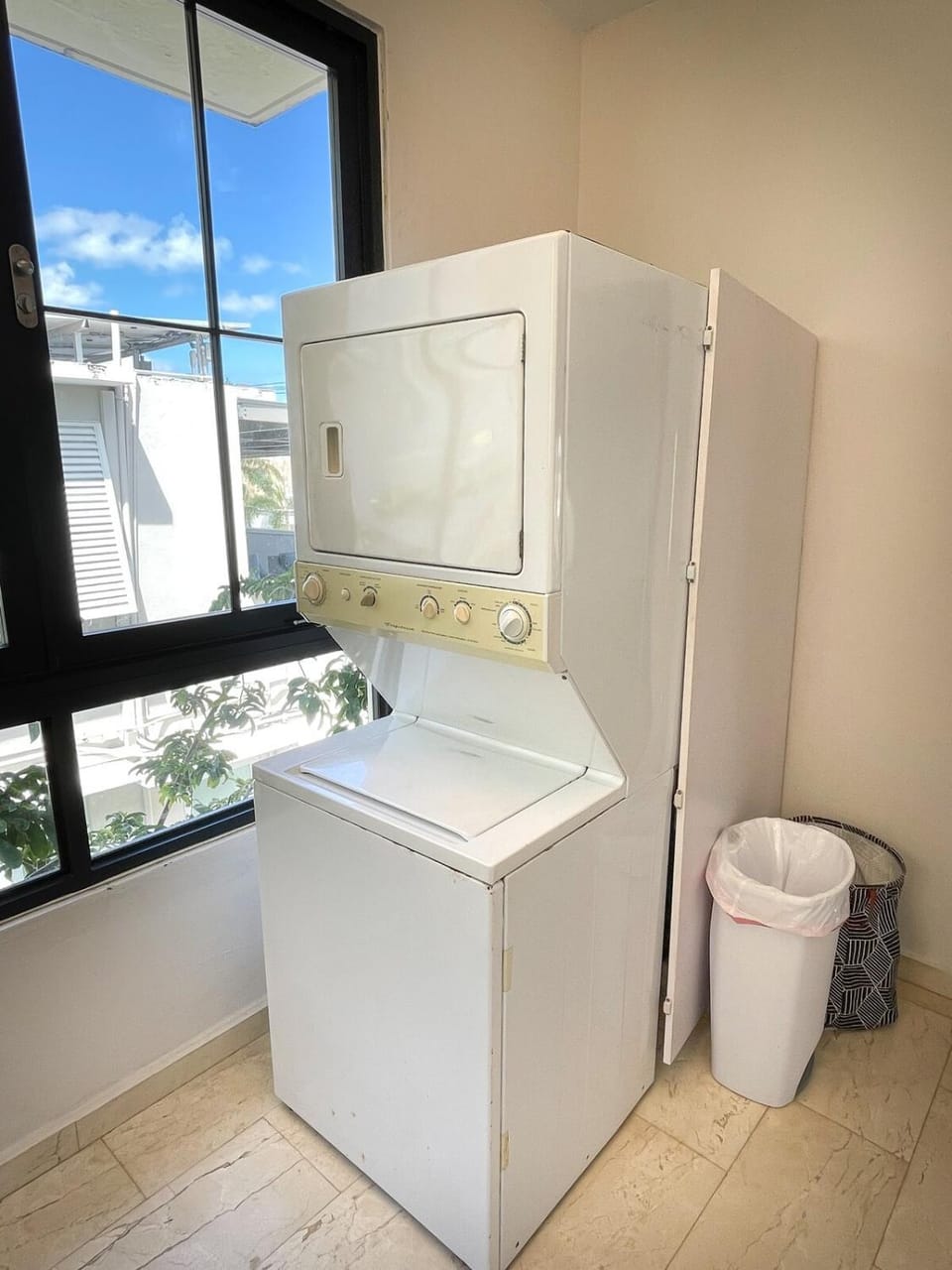 Casa Blanca 2nd floor Apt near the Beach Apartment in San Juan