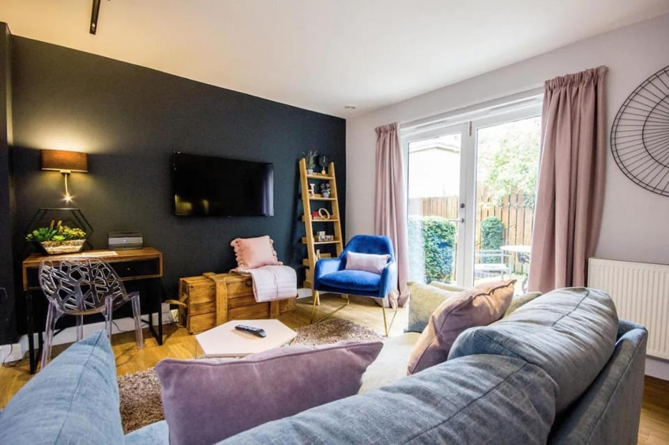TV and multimedia, Living room, Seating area, pet friendly