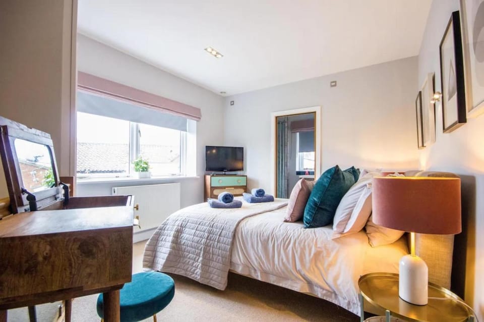 Bed, TV and multimedia, Photo of the whole room, Bedroom, wardrobe