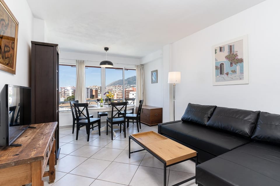 Communal lounge/ TV room, TV and multimedia, Living room, Seating area, Dining area