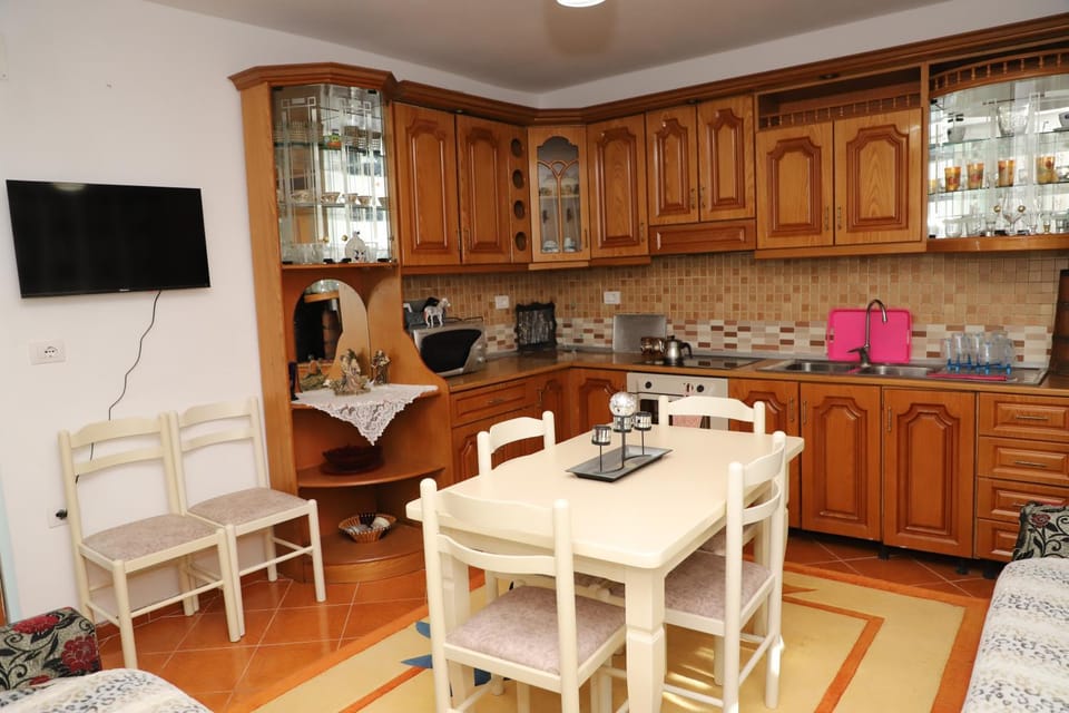 TV and multimedia, Kitchen or kitchenette, Living room, Seating area, Dining area, oven, stove