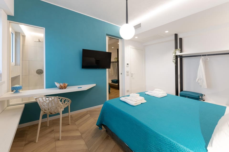 Shower, Bed, TV and multimedia, Photo of the whole room, Bedroom, towels, air conditioner