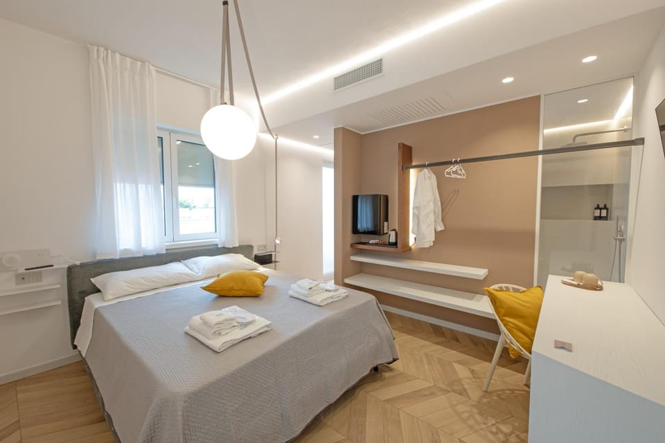 Shower, Bed, Bathroom, TV and multimedia, Photo of the whole room, Bedroom, minibar, towels, wardrobe, air conditioner