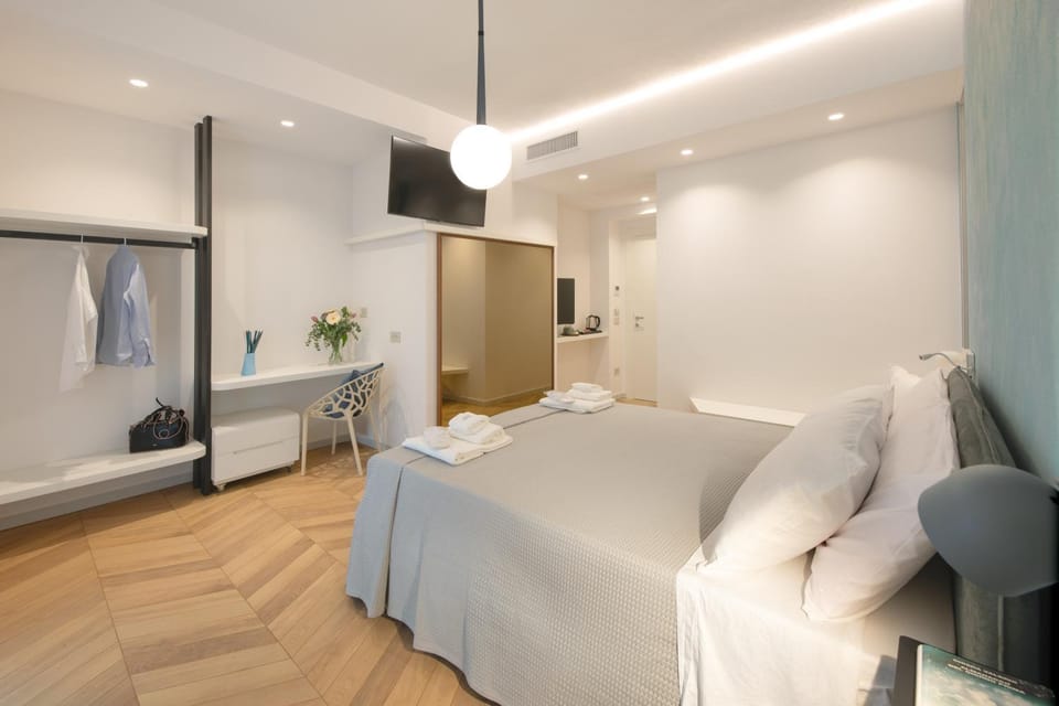 Bed, TV and multimedia, Photo of the whole room, Bedroom, minibar, towels, wardrobe