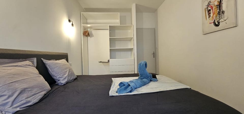 Bed, Photo of the whole room, Bedroom, towels