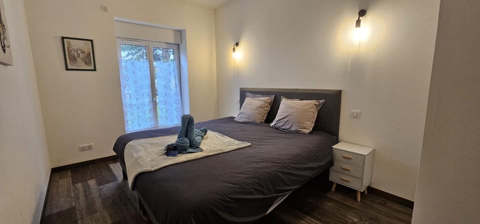 Bed, Photo of the whole room, Bedroom