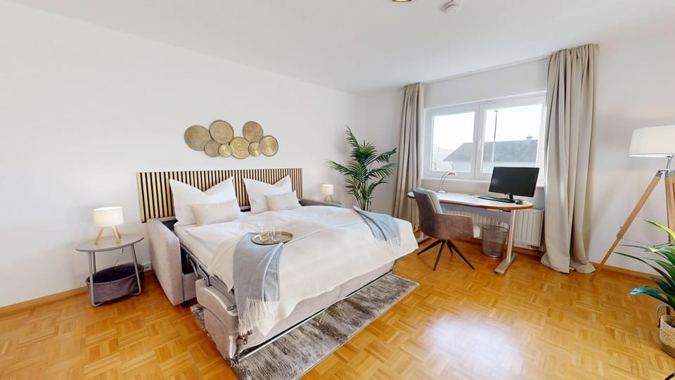 Bed, TV and multimedia, Photo of the whole room, Bedroom