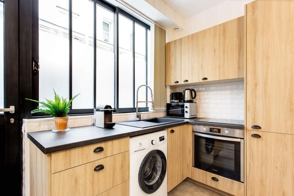 Kitchen or kitchenette, oven, toaster, washing machine