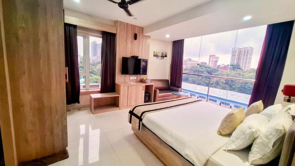 Bed, TV and multimedia, View (from property/room), Bedroom