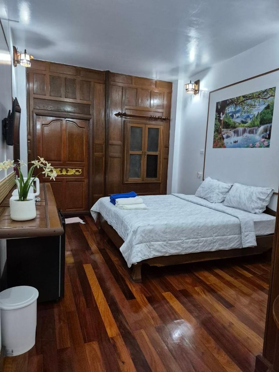 Bed, Photo of the whole room, Bedroom, towels