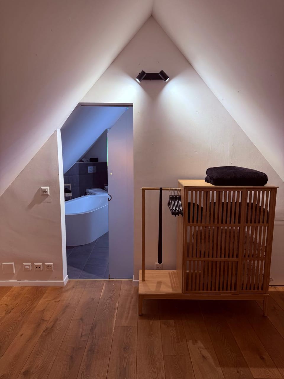 Photo of the whole room, Bedroom