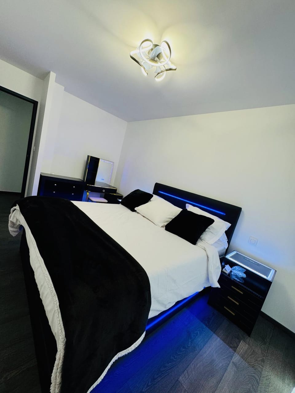 Bed, Photo of the whole room, Bedroom