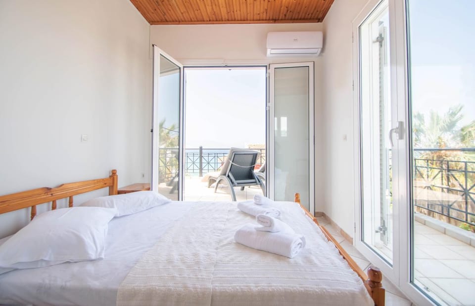 Photo of the whole room, Bedroom, air conditioner