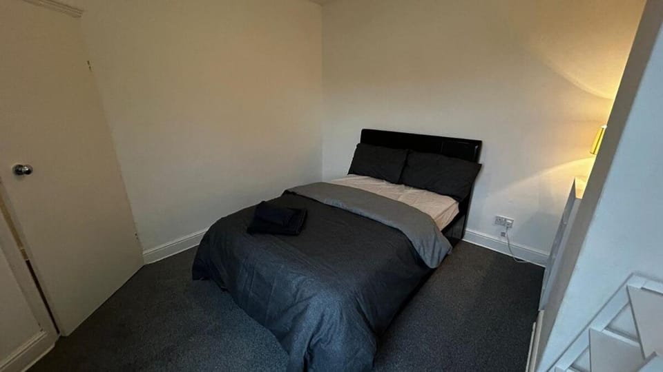 Patrick Street Double Bed - Fast WiFi - Free Parking - 1 Bedroom in 4 Bedroom House PS3 Apartment in Grimsby