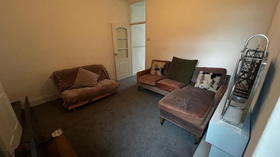 Patrick Street Double Bed - Fast WiFi - Free Parking - 1 Bedroom in 4 Bedroom House PS3 Apartment in Grimsby