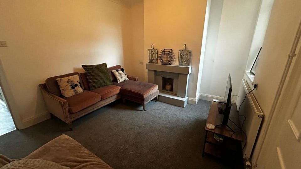 Patrick Street Double Bed - Fast WiFi - Free Parking - 1 Bedroom in 4 Bedroom House PS3 Apartment in Grimsby