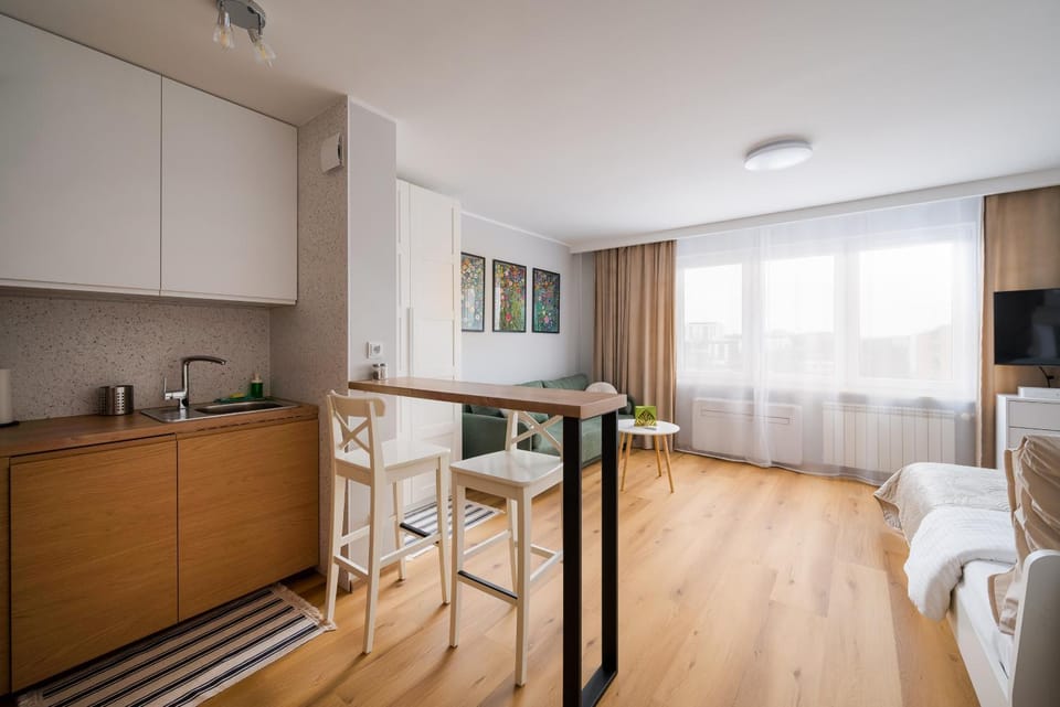 TV and multimedia, Kitchen or kitchenette, Living room, Seating area, Dining area