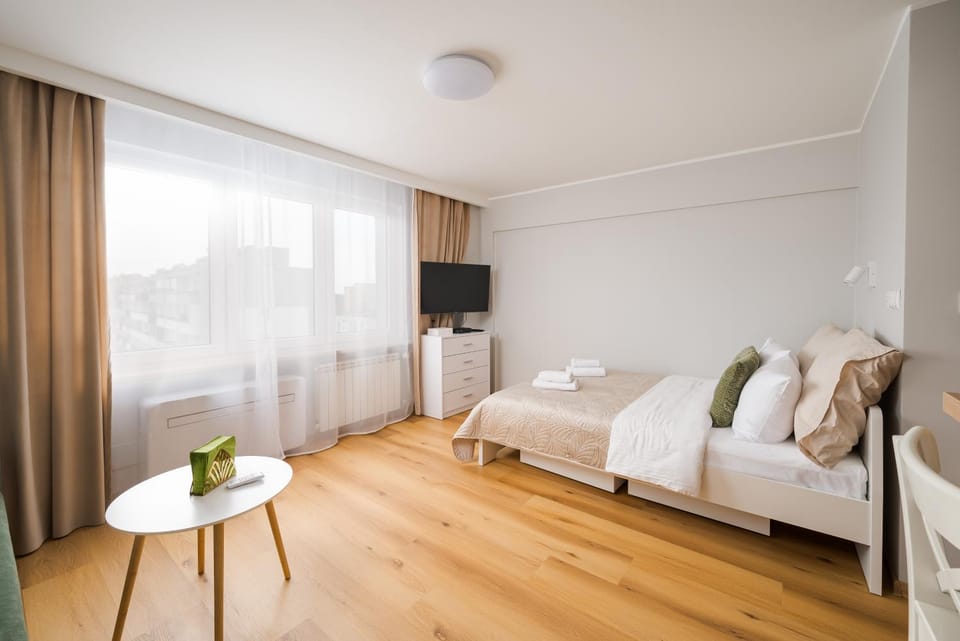 Bed, TV and multimedia, Living room, Photo of the whole room, Seating area, Bedroom, towels