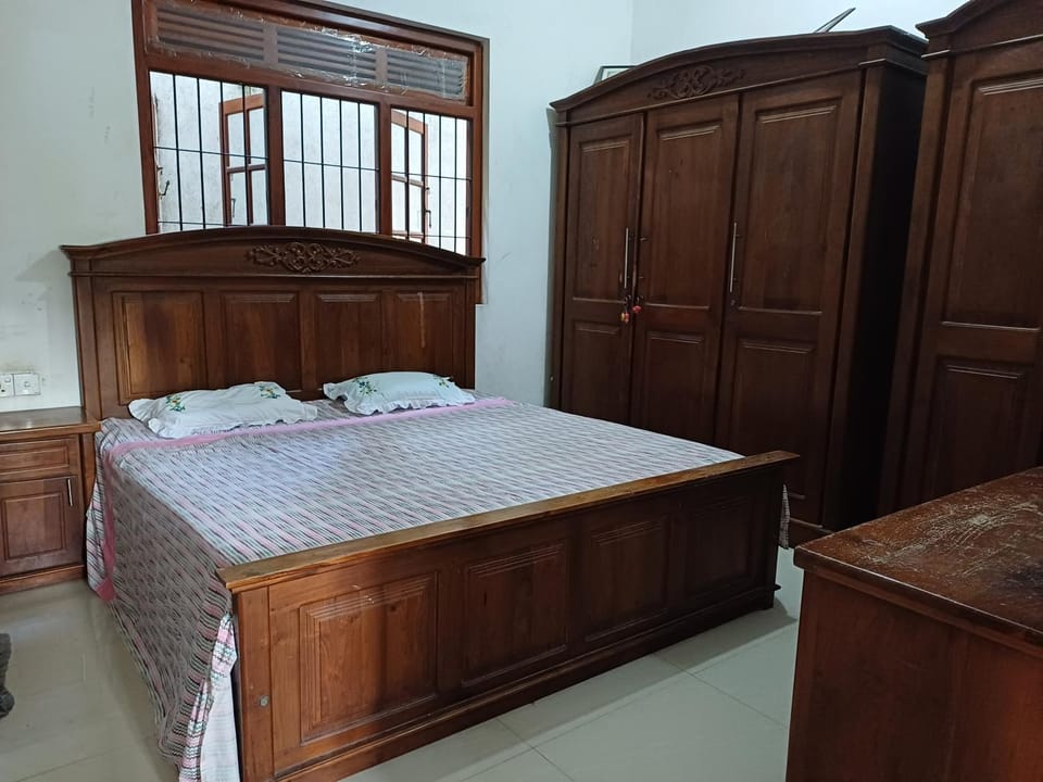 Photo of the whole room, Bedroom, wardrobe