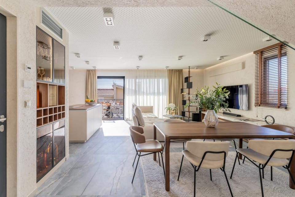 Kitchen or kitchenette, Living room, Seating area, Dining area