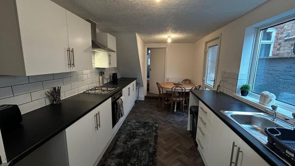 Patrick Street Double Bed - Fast WiFi - Free Parking - 1 Bedroom in 4 Bedroom House PS2 Apartment in Grimsby