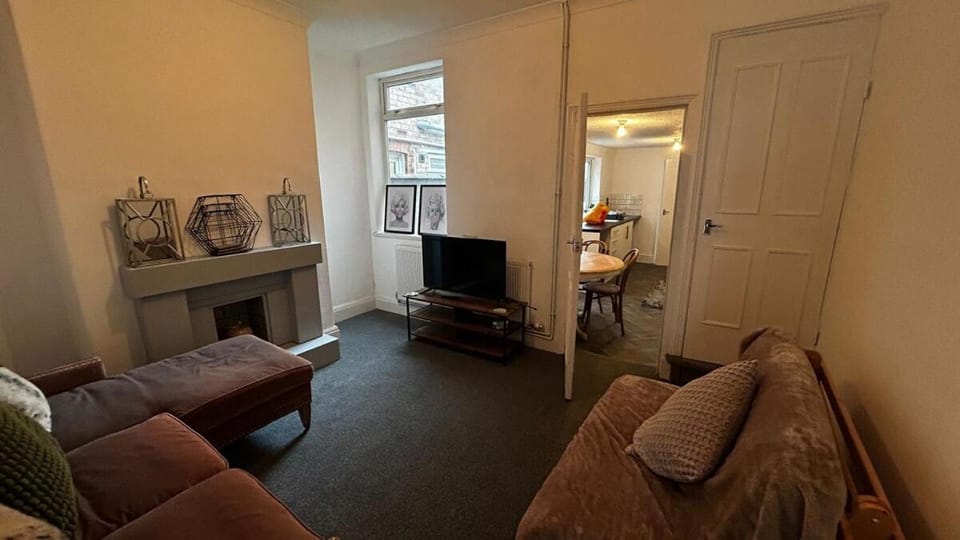Patrick Street Double Bed - Fast WiFi - Free Parking - 1 Bedroom in 4 Bedroom House PS2 Apartment in Grimsby