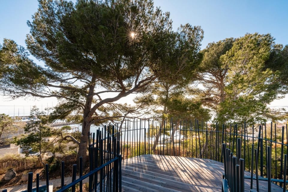 Nearby landmark, Spring, Sea view