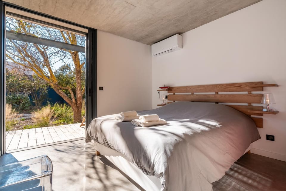Bed, Photo of the whole room, Bedroom, towels