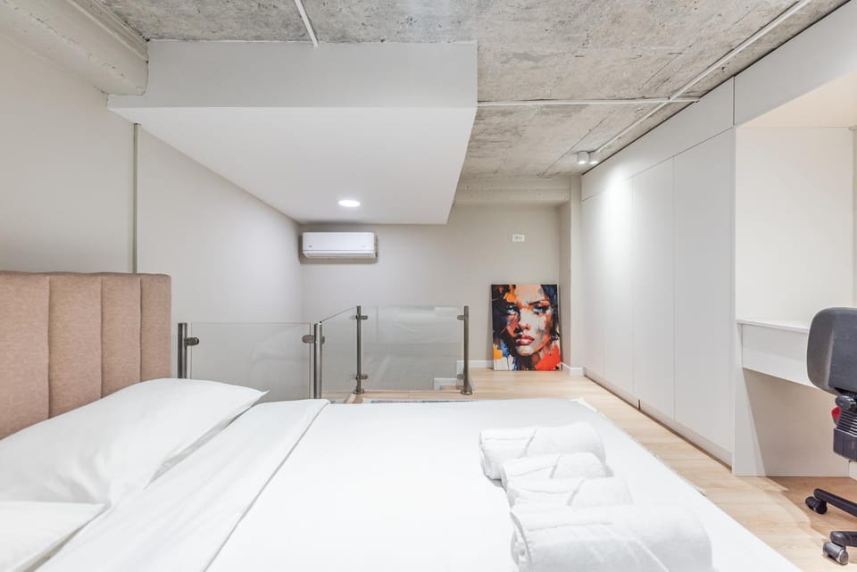 Bed, Bedroom, towels, air conditioner