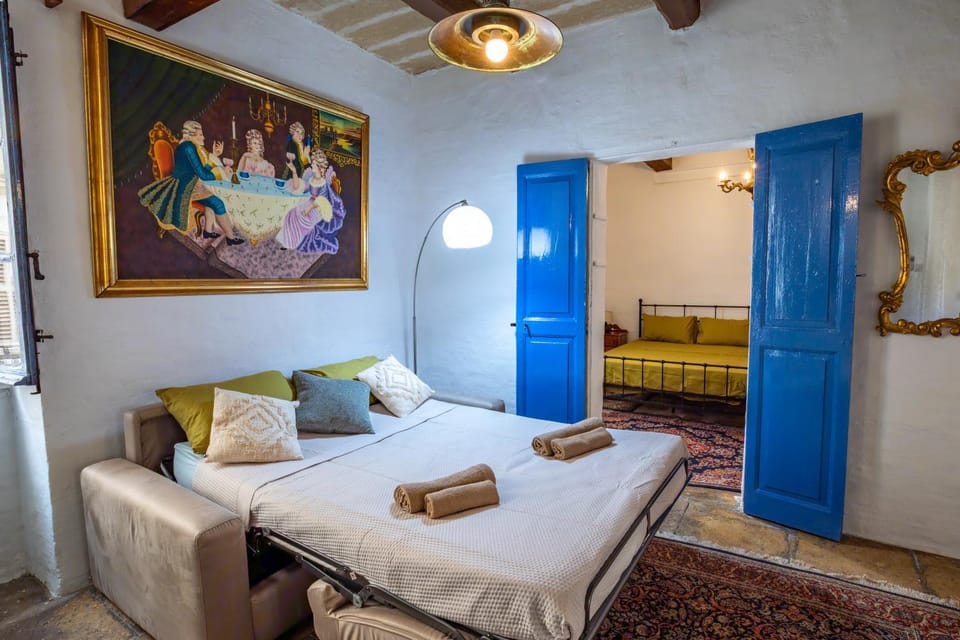 Bed, Living room