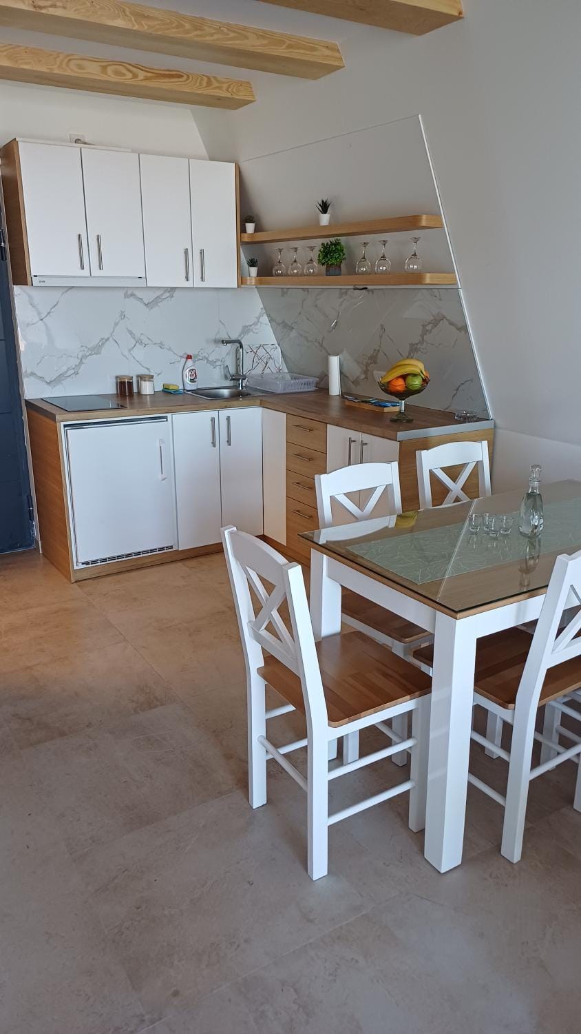 Kitchen or kitchenette, Dining area, stove