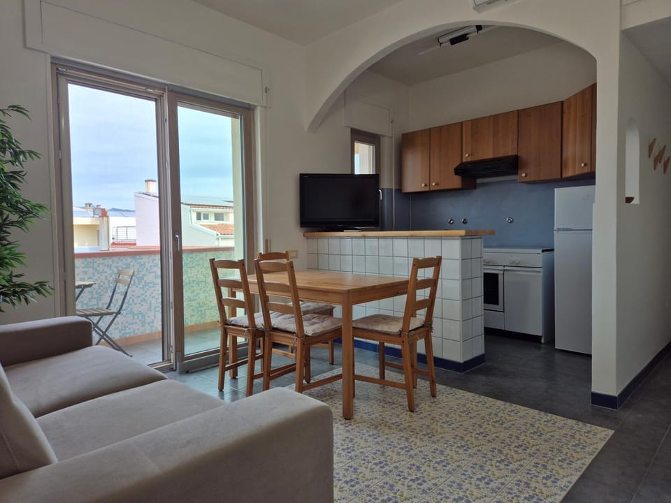 Photo of the whole room, Dining area, Lunch