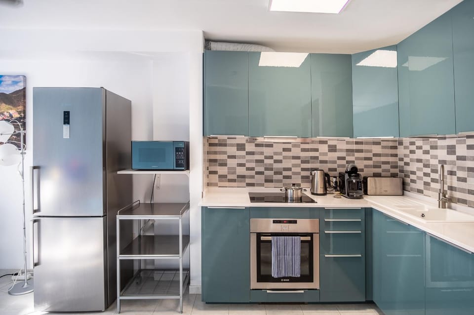 Coffee/tea facilities, oven, stove, toaster