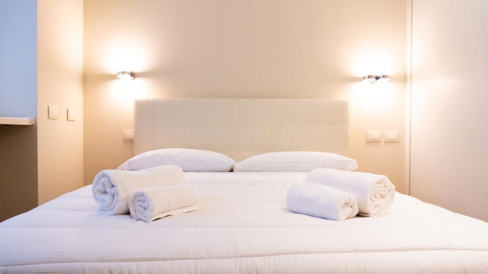 Bed, Other, Photo of the whole room, Bedroom, towels