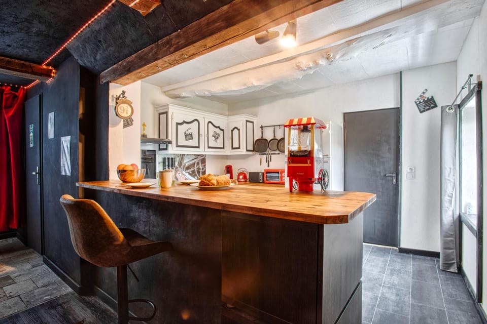 Kitchen or kitchenette, Dining area