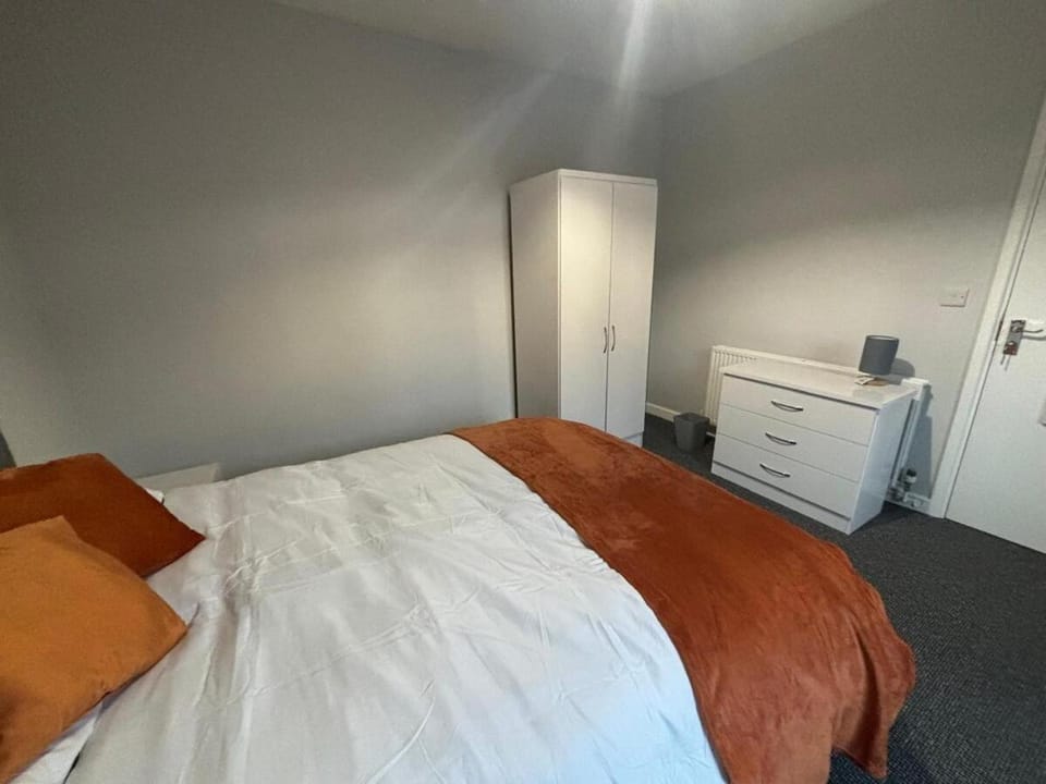 Caistor Drive Perfect for NHS Staff & Contractors - Fast WiFi - 1 Bedroom in 4 Bedroom House CD1 Apartment in Grimsby