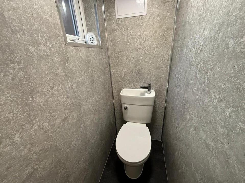 Caistor Drive Perfect for NHS Staff & Contractors - Fast WiFi - 1 Bedroom in 4 Bedroom House CD1 Apartment in Grimsby