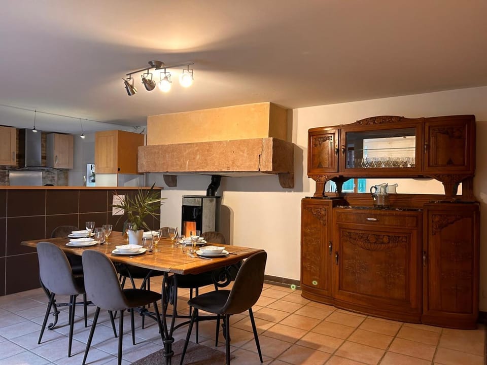 Kitchen or kitchenette, Dining area