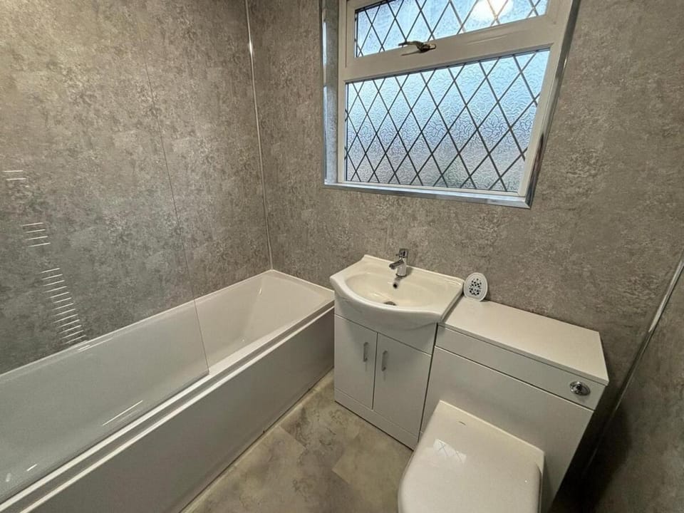 Caistor Drive Perfect for NHS Staff & Contractors - Fast WiFi - 1 Bedroom in 4 Bedroom House CD2 Apartment in Grimsby