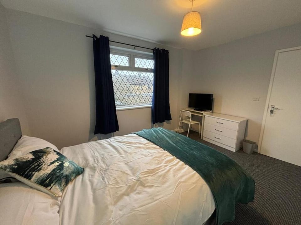 Caistor Drive Perfect for NHS Staff & Contractors - Fast WiFi - 1 Bedroom in 4 Bedroom House CD2 Apartment in Grimsby