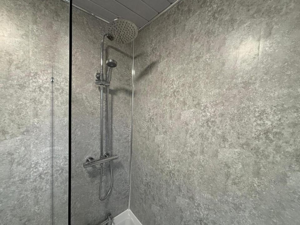 Caistor Drive Perfect for NHS Staff & Contractors - Fast WiFi - 1 Bedroom in 4 Bedroom House CD3 Apartment in Grimsby