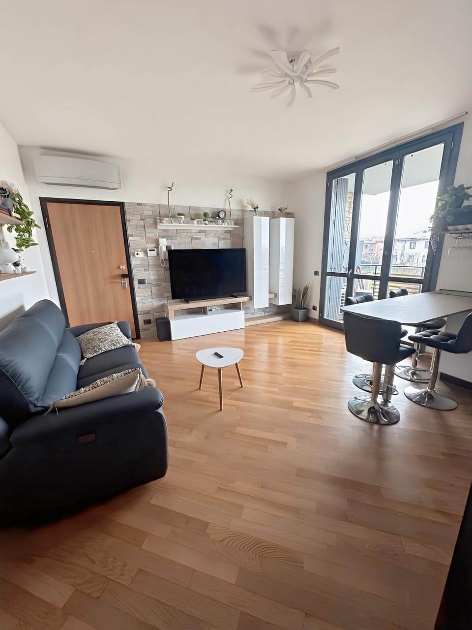 Communal lounge/ TV room, TV and multimedia, Living room, Dining area