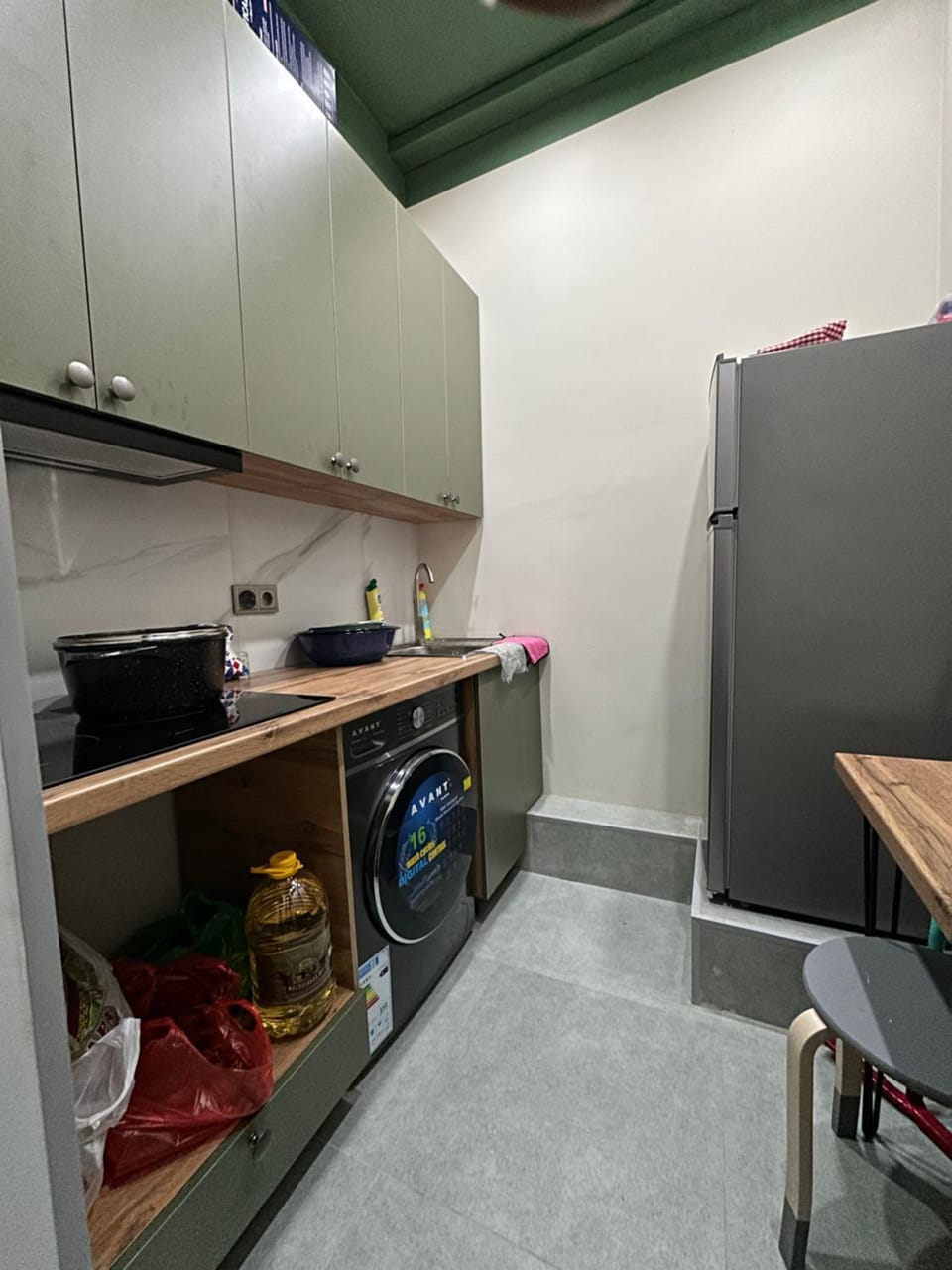 Kitchen or kitchenette, minibar, stove
