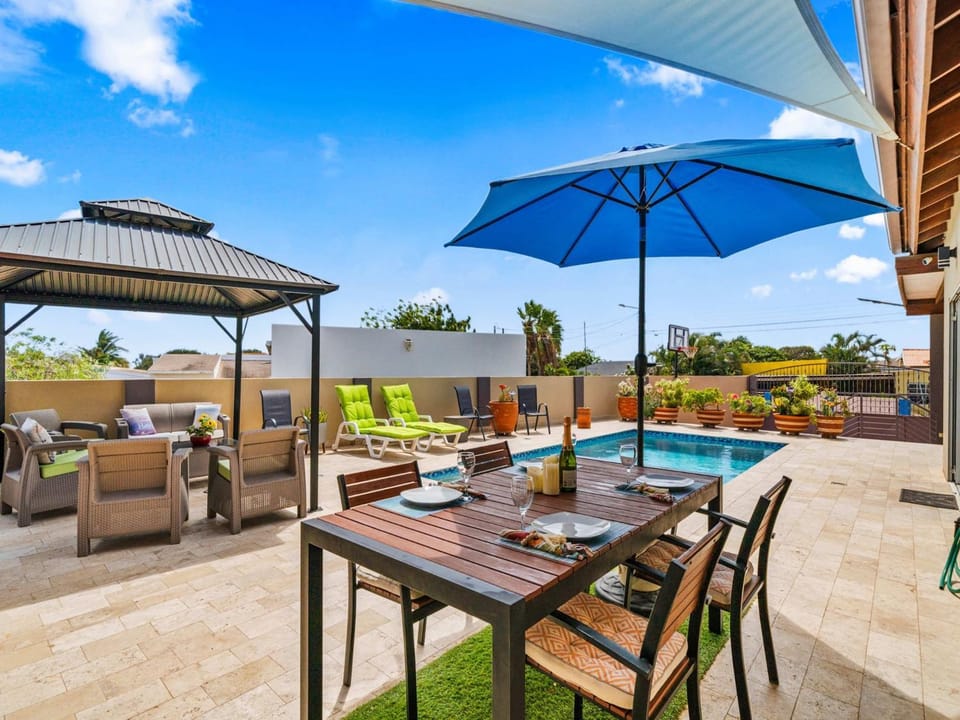 Patio, Day, Balcony/Terrace, Dining area, Swimming pool, sunbed