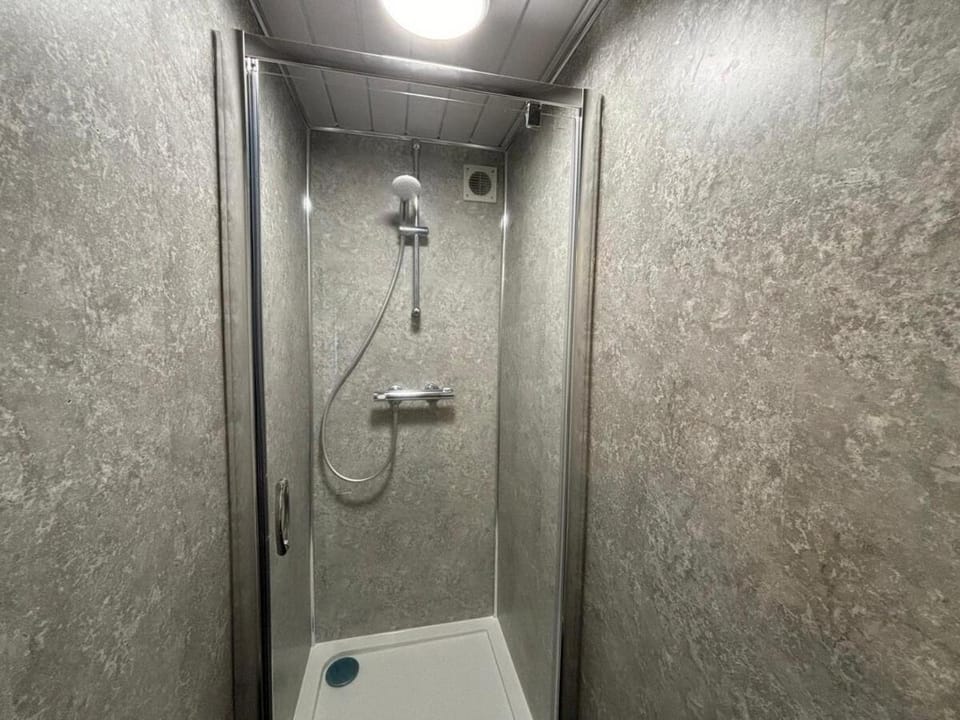 Caistor Drive Perfect for NHS Staff & Contractors - Fast WiFi - 1 Bedroom in 4 Bedroom House CD4 Apartment in Grimsby