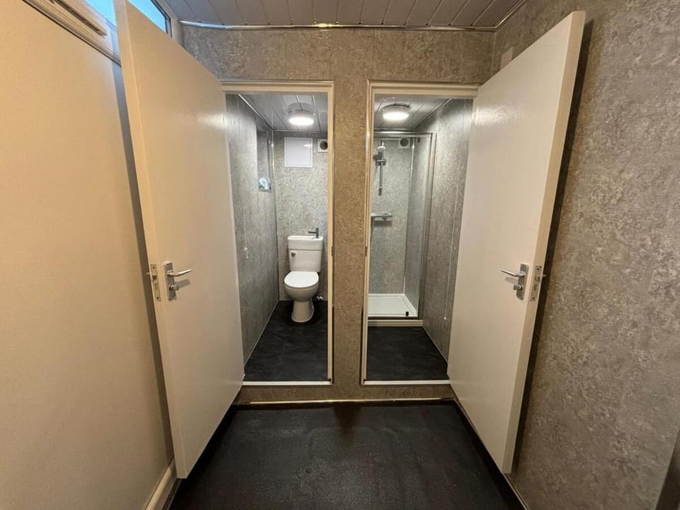 Caistor Drive Perfect for NHS Staff & Contractors - Fast WiFi - 1 Bedroom in 4 Bedroom House CD4 Apartment in Grimsby