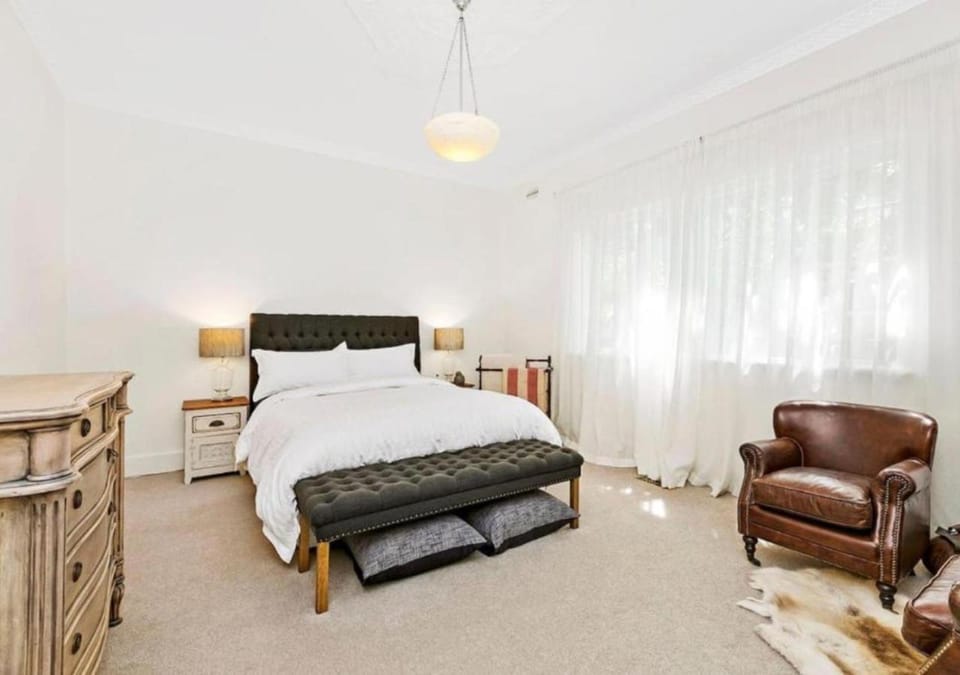 Bed, Photo of the whole room, Seating area, Bedroom