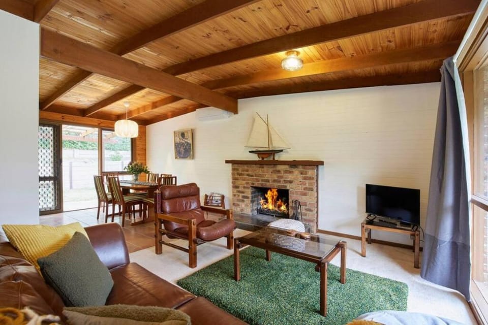 TV and multimedia, Living room, Seating area, fireplace
